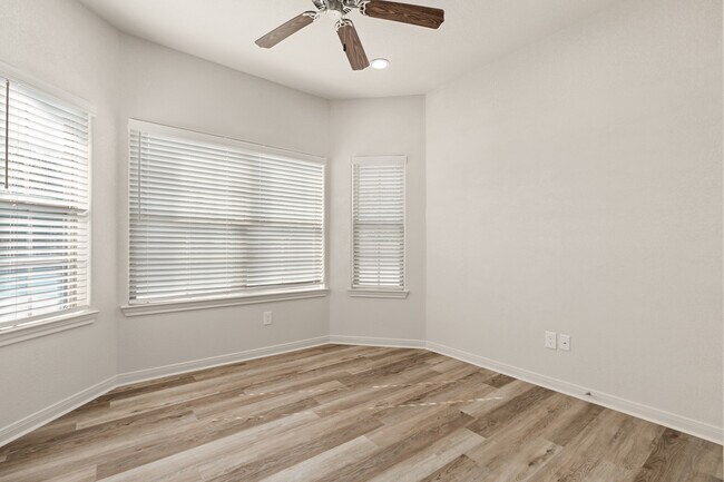 Foto del edificio - 301 W Panther Way