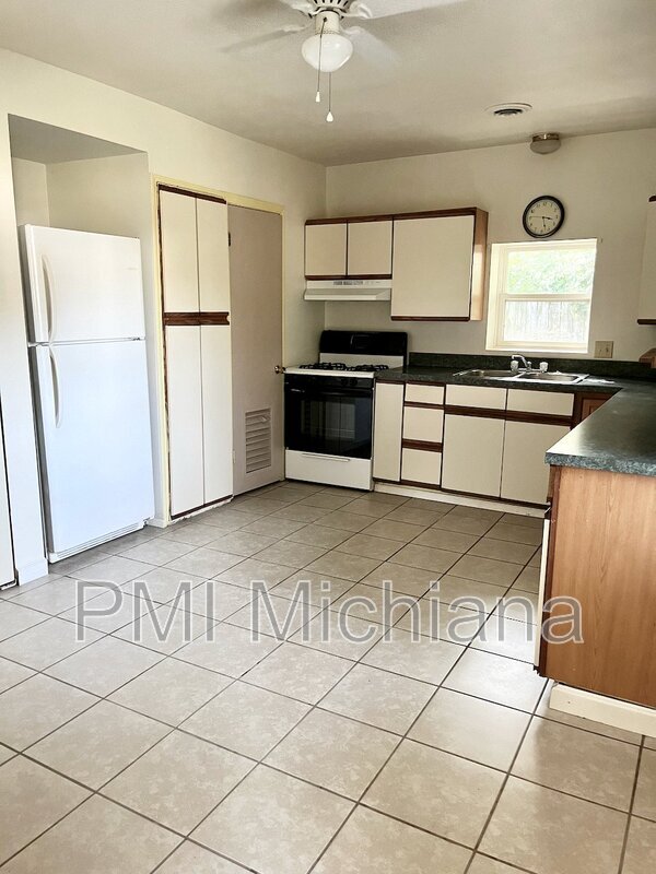 Foto del edificio - 19944 Crosswell St