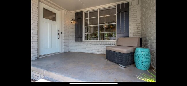 Building Photo - True 4 bed in Edmond Schools, all the mode...
