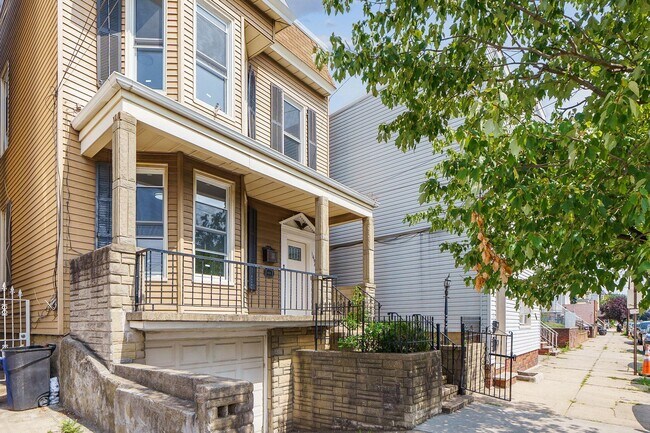 Foto del edificio - 169 1/2 PROSPECT Ave