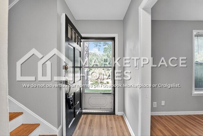 Foto del edificio - 427 Whispering Pines Dr