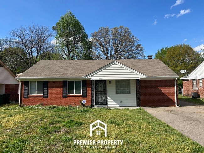 Charming 3BR Southaven Home | Brick Fireplace, 2-Car Garage & Fenced Yard - Charming 3BR Southaven Home | Brick Fireplace, 2-Car Garage & Fenced Yard