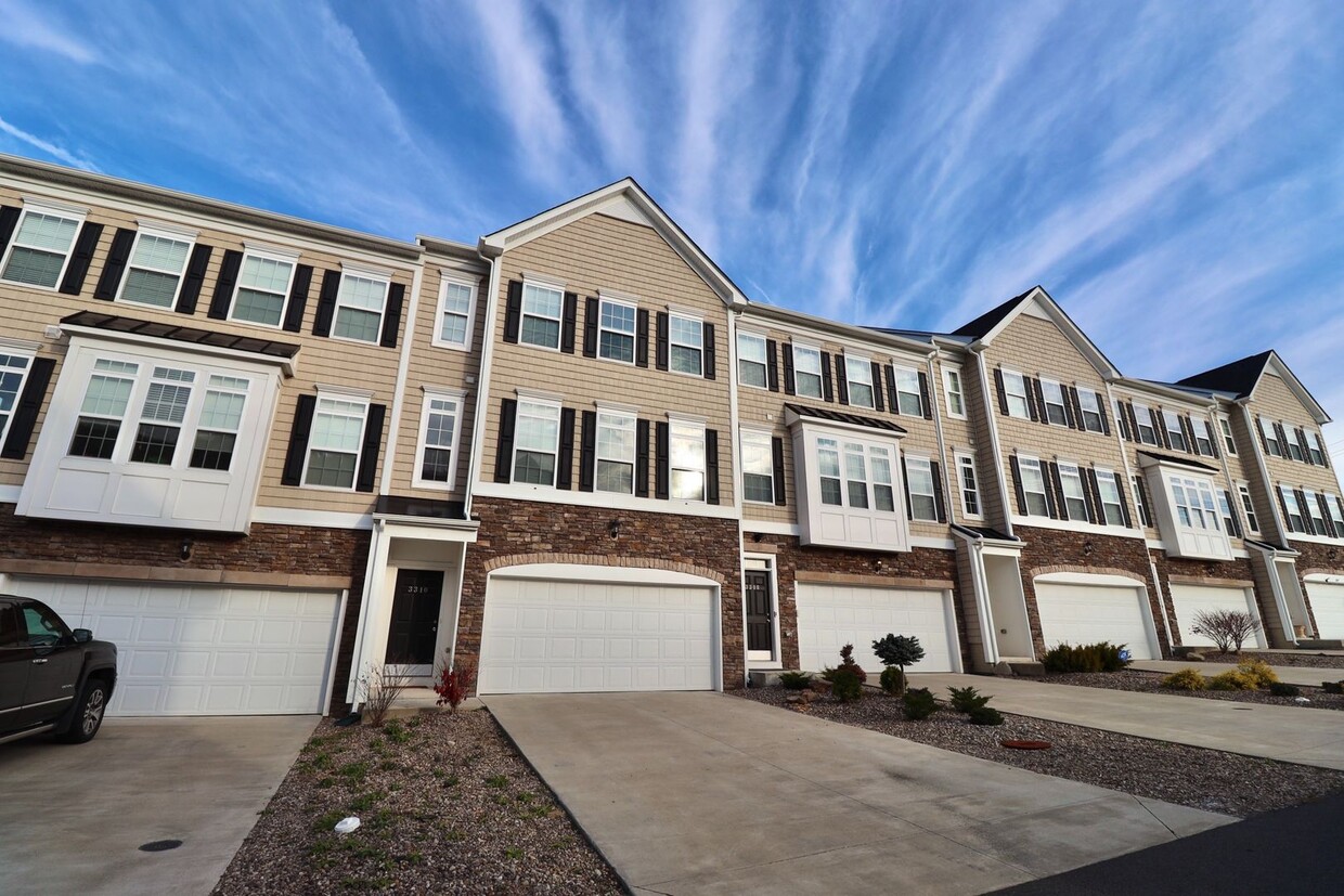 Primary Photo - 4 bed/3.5 bath Townhouse in Suncrest Villa...