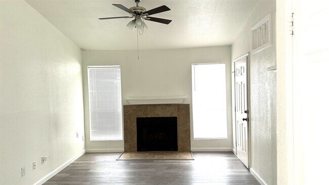 Building Photo - 3900 Woodchase Dr