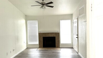 Building Photo - 3900 Woodchase Dr
