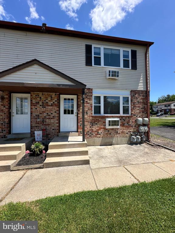Primary Photo - 6 /8-8 Aston Ct