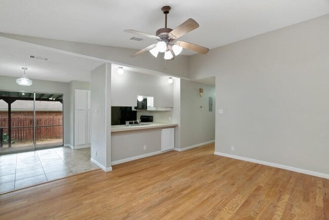 Building Photo - 2101 Matthews Ln