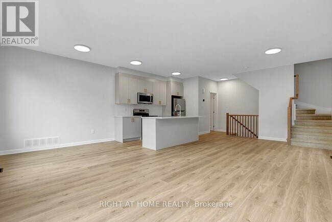 Building Photo - 420 Silverberry Private