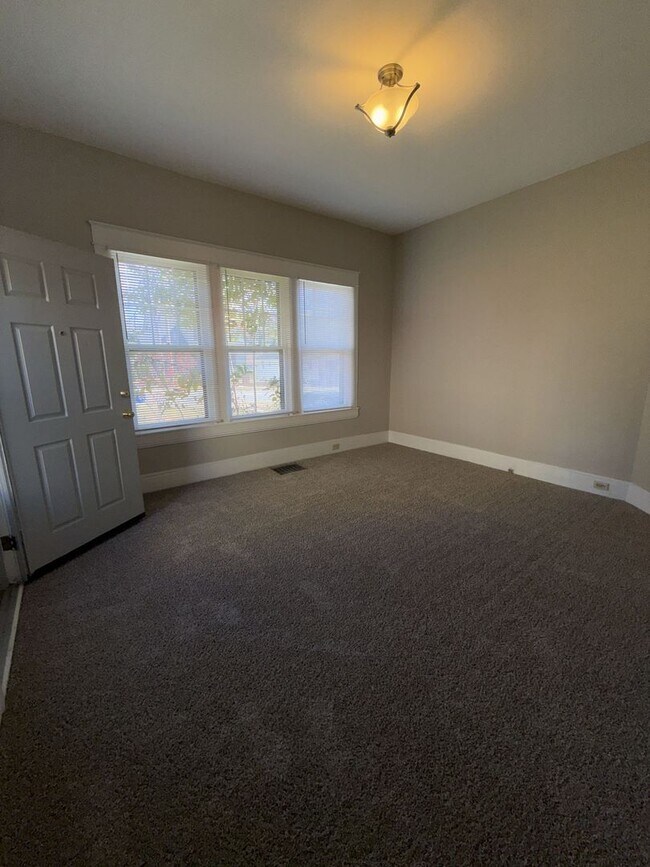 Foto del edificio - 1424 W. Fourth St. - 3 Unit