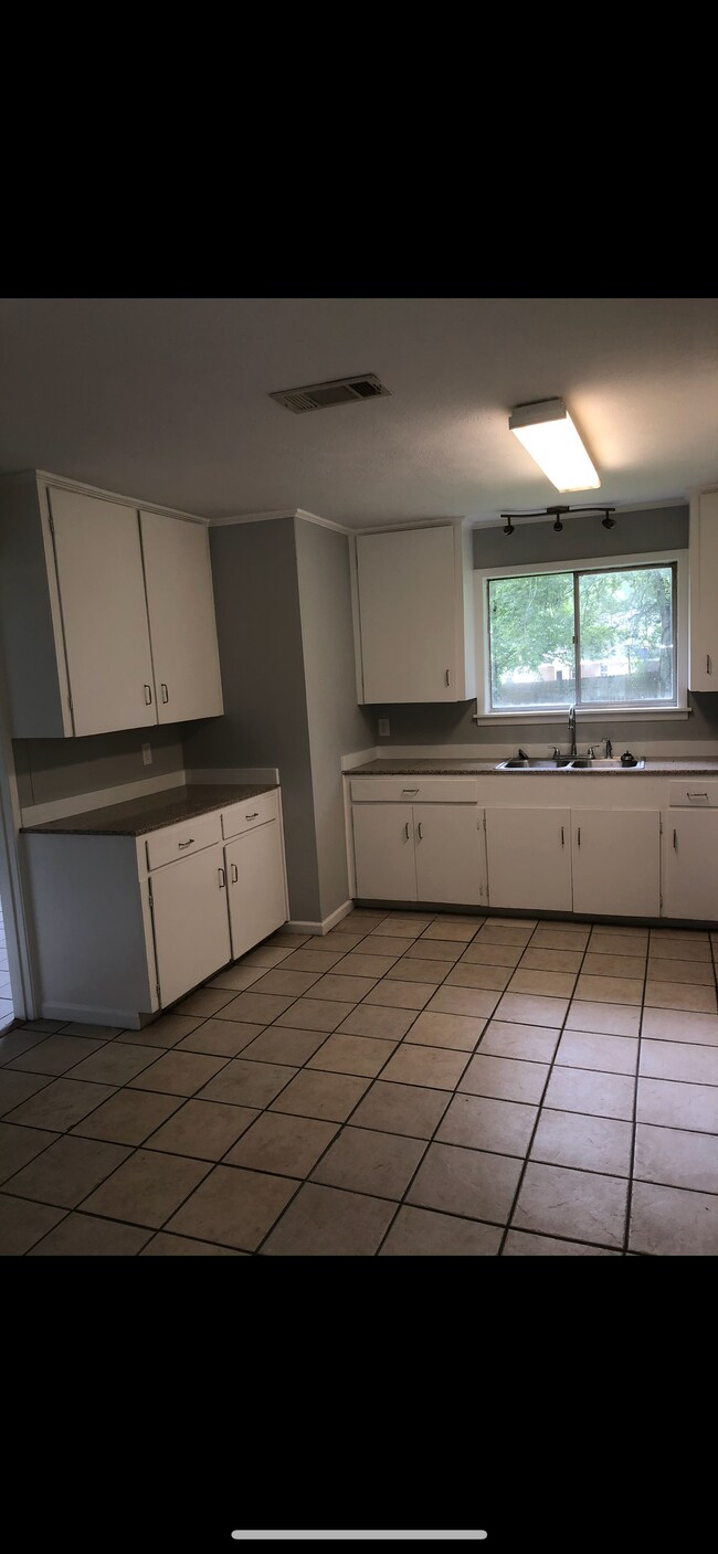 Foto del edificio - 121 Cloverdale Dr