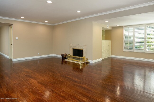 Foto del edificio - 1155 S Orange Grove Blvd