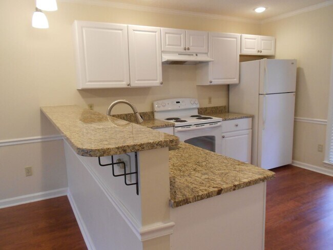 Foto del edificio - 2 Bedroom Apartments/Townhomes in Five Poi...