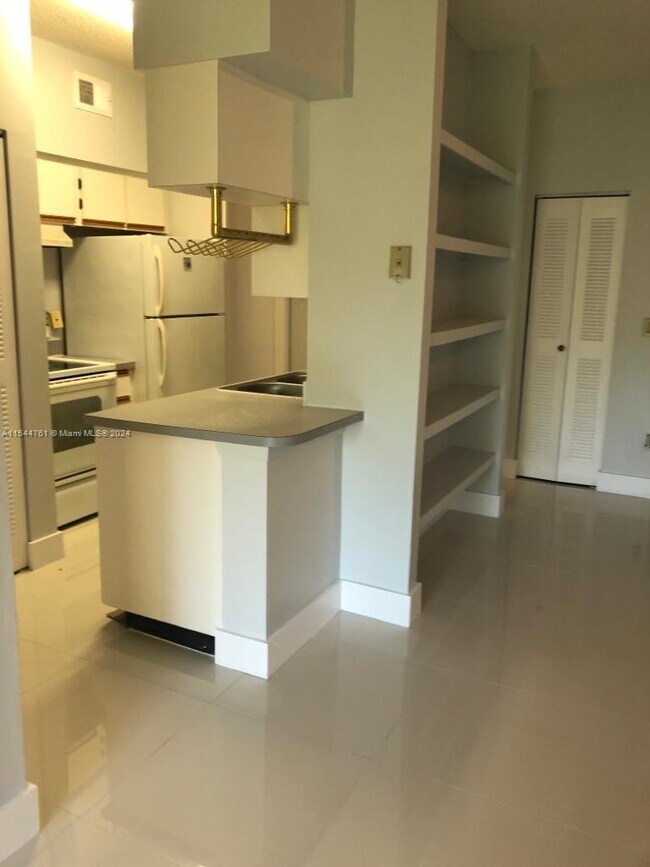 Foto del edificio - 18350 NW 68th Ave