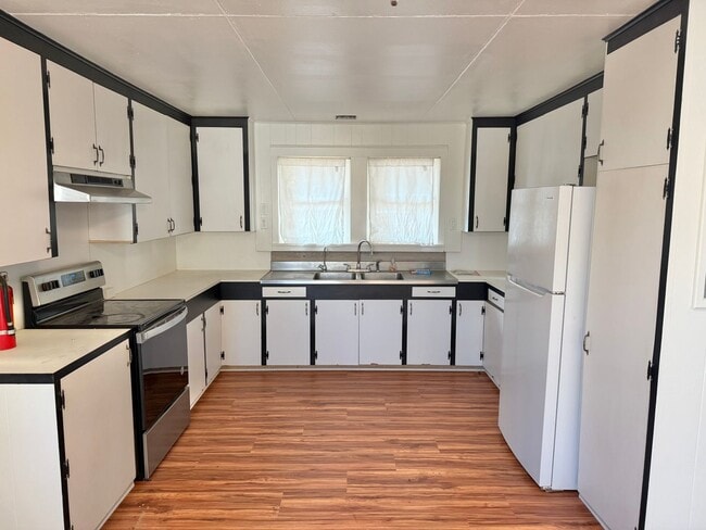 Building Photo - Partially Renovated 3 Bedroom / 2 Bathroom Main House – 1,400 Sq Ft