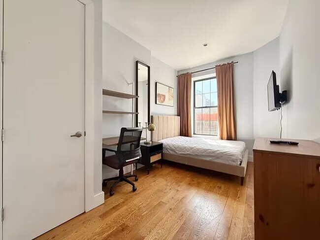 Building Photo - Prime Bushwick Room, HDTV, 15 min to Manhattan #756