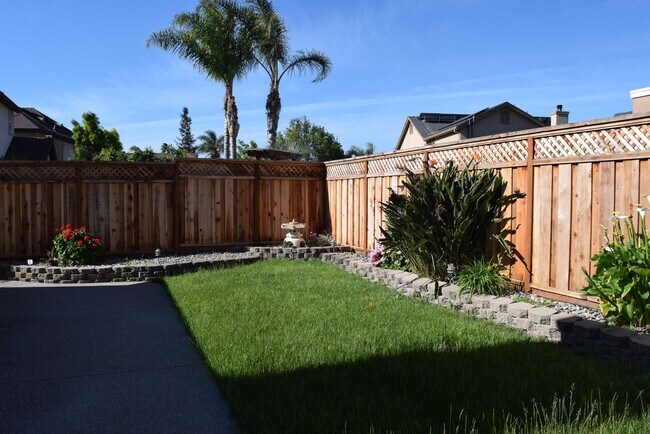 Building Photo - Coming Soon! Spacious 5-Bedroom Home for Rent