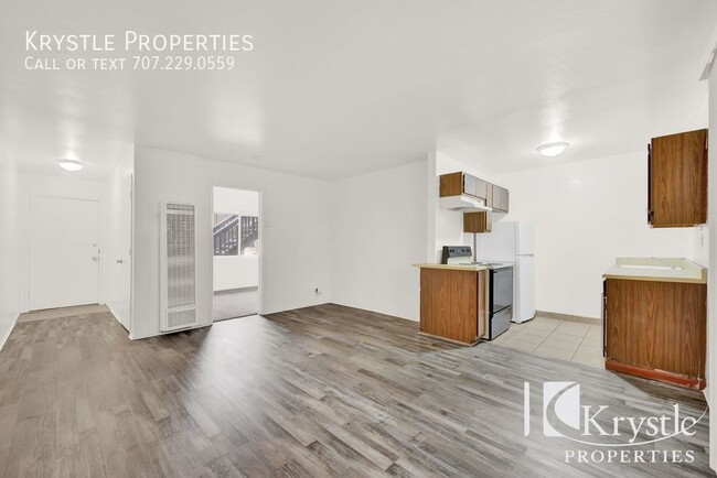 Building Photo - Nice 1 bdrm apt with off-street parking an...