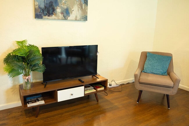 Building Photo - 240 E Hedding St