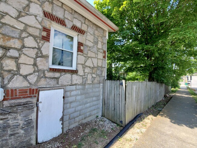 Building Photo - 1624 Riverside Dr