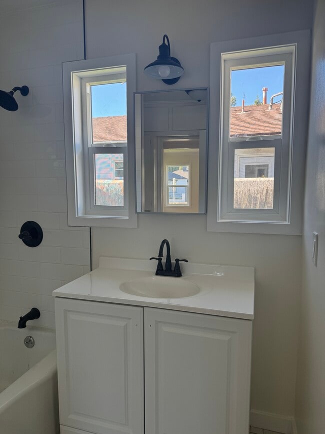 Foto del edificio - 1005 N Buena Vista St