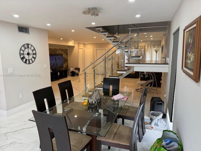 Foto del edificio - 6512 Kendale Lakes Dr