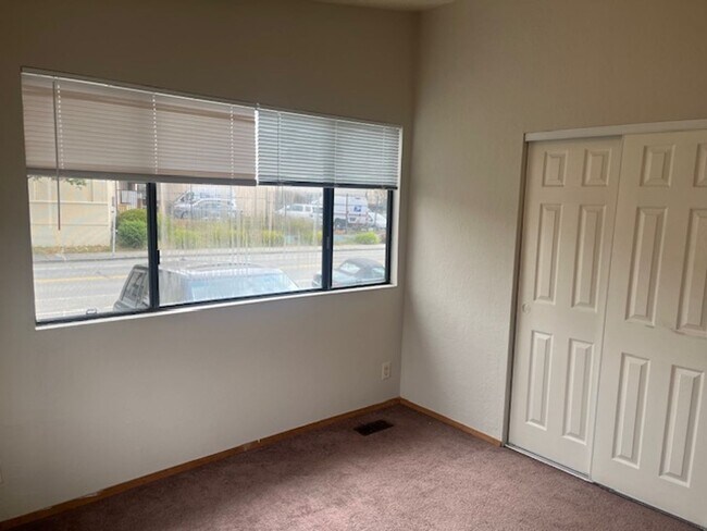 Foto del edificio - Three Bedroom in Temescal