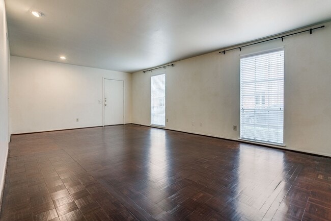 Building Photo - ALAMO HEIGHTS 2-BEDROOM CONDOMINIUM