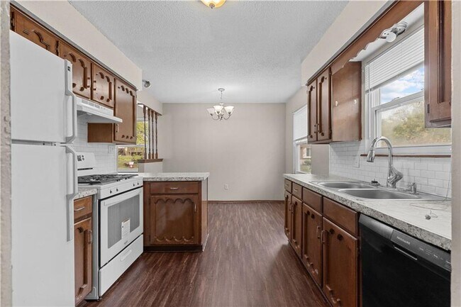 Building Photo - Bright & Spacious 3-Bed Home with Finished...