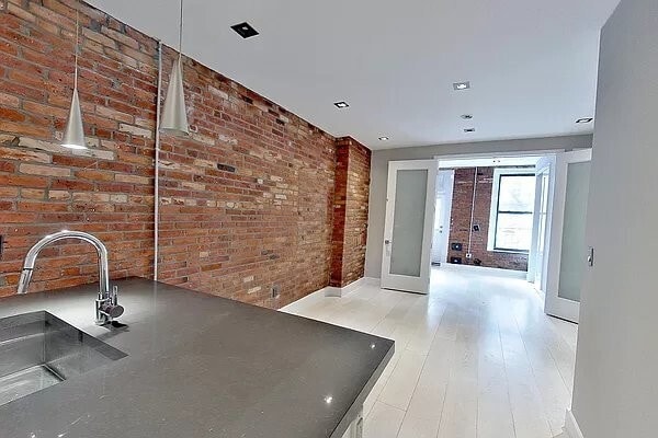 Building Photo - 227 E 82nd St