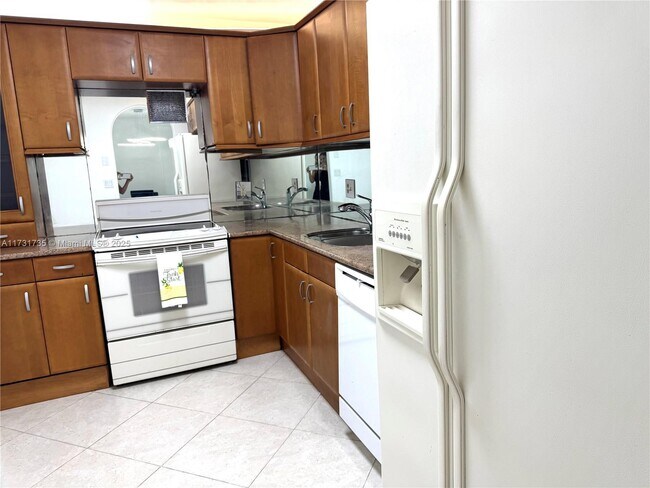 Building Photo - 400 Kings Point Dr