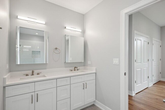 Foto del edificio - 3 bedroom in Chicago IL 60642
