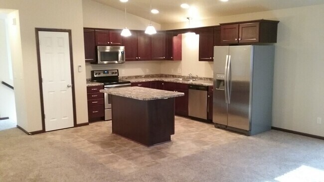 Building Photo - Spacious 2 bedroom Twin home