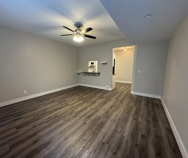 Photo du bâtiment - 23855 Zeron Ave