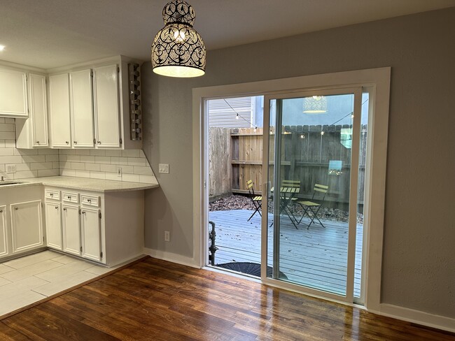 Building Photo - 4020 Blue Bonnet Blvd