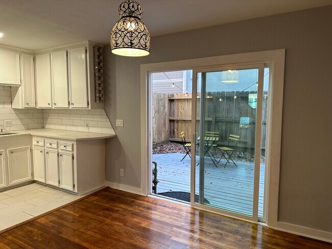 Foto del edificio - 4020 Blue Bonnet Blvd