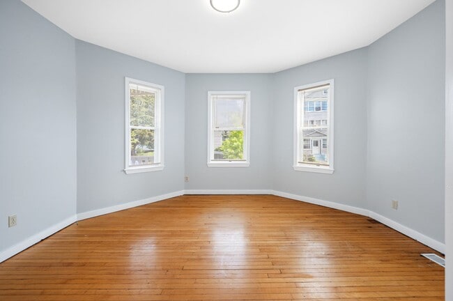 Building Photo - Close Proximity to Clark University!