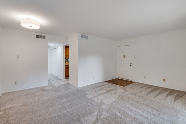 Building Photo - NEWLY RENOVATED 1-Bed in Quail Run Community
