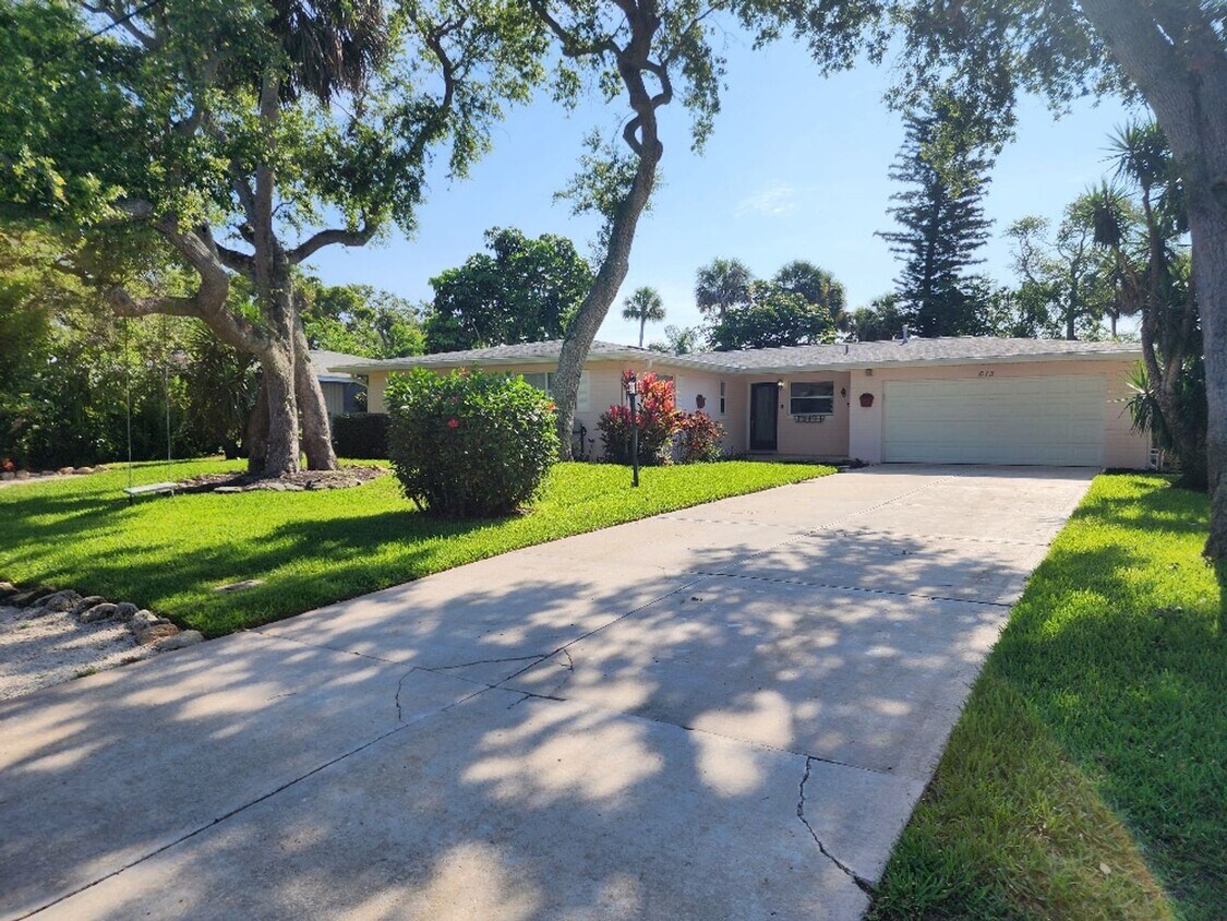Primary Photo - Beautiful 3+ Bed 3 Bath Beachside Pool Home