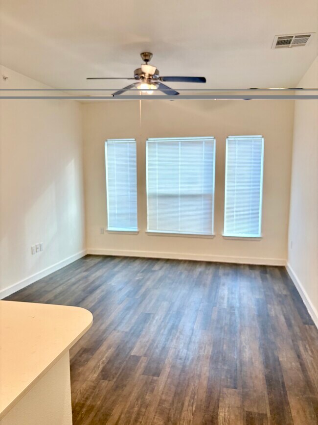 Sala de estar abierta - The Legacy at Piedmont - Seniors 62 and over