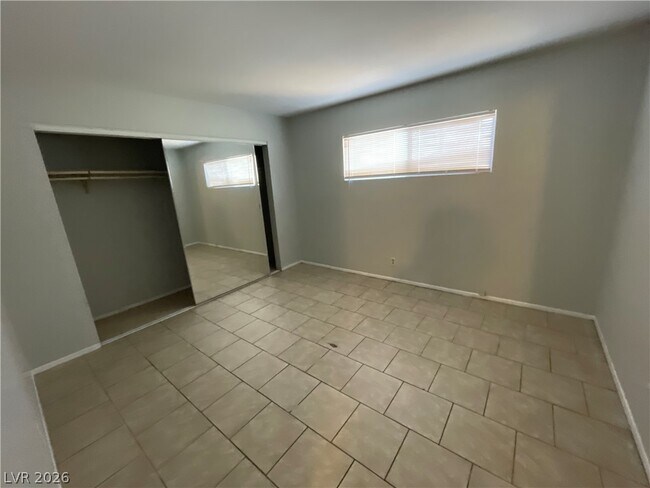 Foto del edificio - 3380 Brussels St