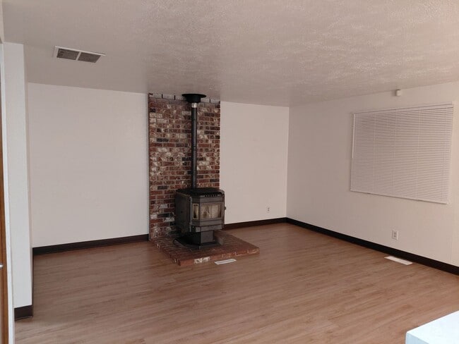 Building Photo - Charming & affordable Single-Family Home in Desirable West Salem Neighborhood!