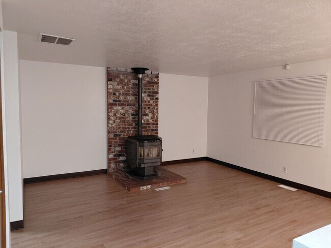 Foto del edificio - Charming & affordable Single-Family Home in Desirable West Salem Neighborhood!