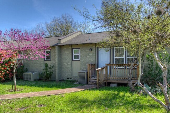 Foto del edificio - 5216 McCarty Ln