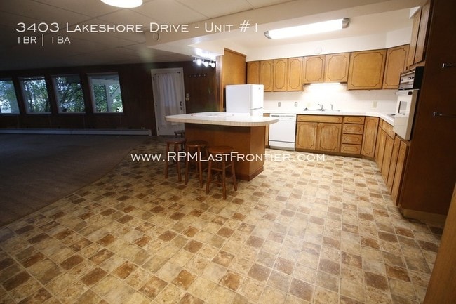 Building Photo - Oversized one bedroom overlooking Lake Hood!