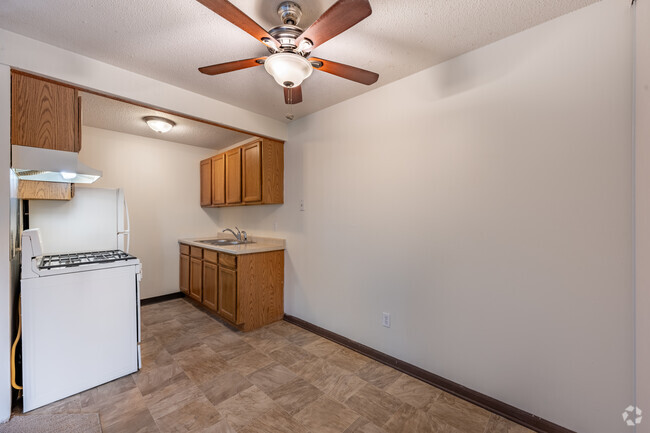 2BR, 2BA - 750SF - Comedor/cocina - 2122 Grand Ave S