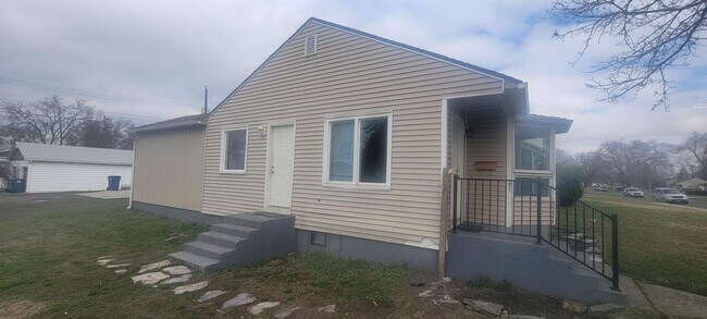 Building Photo - Great North Side 3 bedroom 2 bath home
