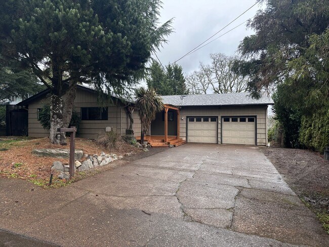 Building Photo - 3 Bedroom 1.5 Bath Single Family Home