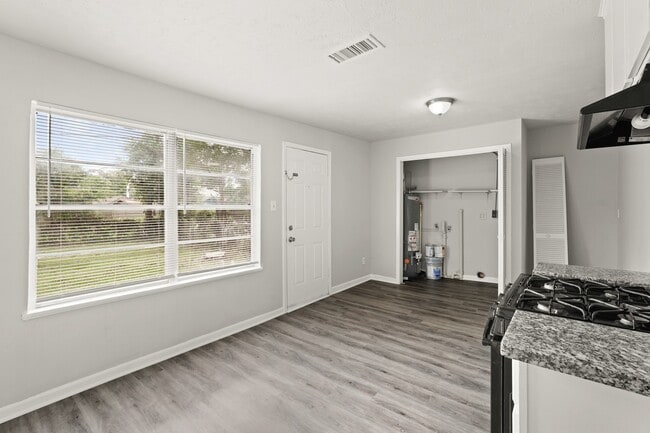 Foto del edificio - 6314 Crestville St