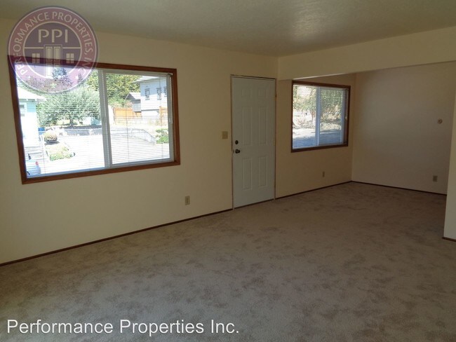 Building Photo - 2612-2614 SE Francis St