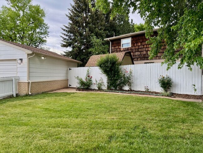 Building Photo - Park-like Yard, Updated Home